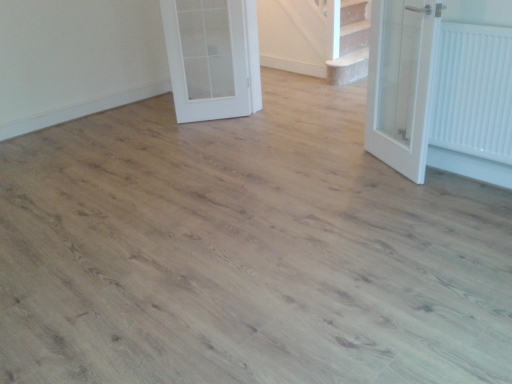 Laminate floor fitter, Karndean floor fitter, Amtico floor fitter, wood floor fitter.