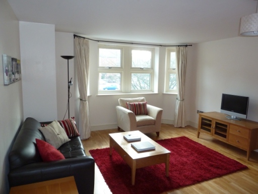 Modern 2 bed, 2 bath flat to rent, Guildford town centre with parking. Close to mainline station.