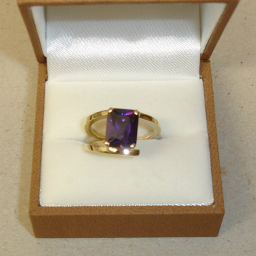 Hand made yellow gold ring with largre Amethyst.
