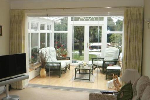 An example of Frameless glazing between the house and a extension.