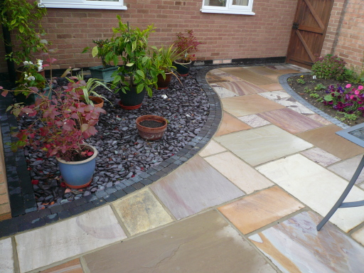 Sandstone patio in mixed colours and cobble border