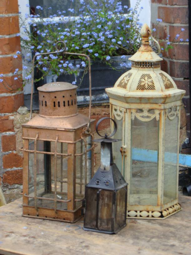 Vintage decorations and accessories