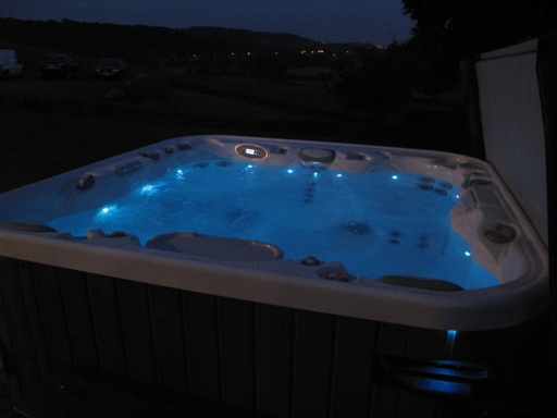 Fantastic Hot tub in Derby at night