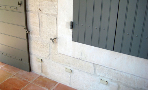 SmartDry in stone wall
