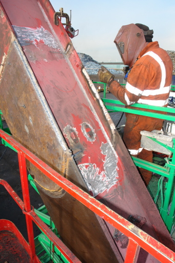 mantsinen100 Boom crack repair &amp; plating, Liverpool Docks