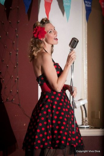 Velvet Divine singing at Bijoux Burlesque