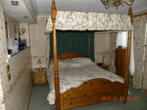 Four poster bed room with spa bath at Old Stables, Alyth