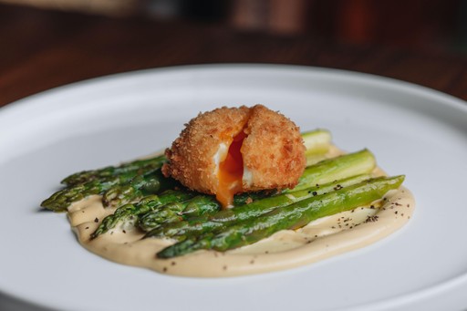 Asparagus, crispy egg, hollandaise