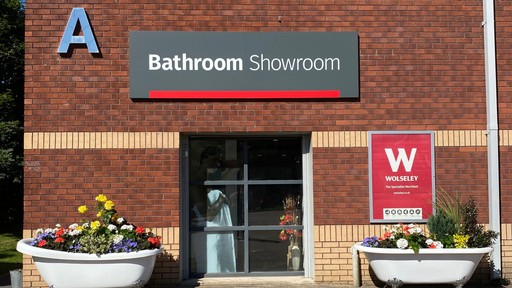Wolseley Showroom exterior with roll top bath planters