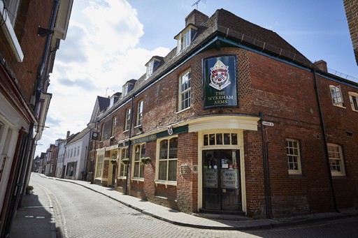 Sandwiched between the Cathedral and the 14th century college, this luxurious country pub with rooms is surrounded by heritage. Menu is a seasonal mix of high-quality, locally-sourced ingredients and fantastic selection of ales and wines.