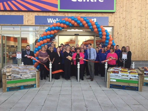 B&M Stenhousemuir was opened by Local Deputy Provost Ann Richie, who accepted an invitation to cut the ribbon.