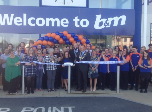 B&M welcomes Mayor of Stowmarket, Councillor Barry Humpheys to their latest store opening in the town. The Mayor kindly cut the ribbon on the new B&M Bargains store on Milton Road South.