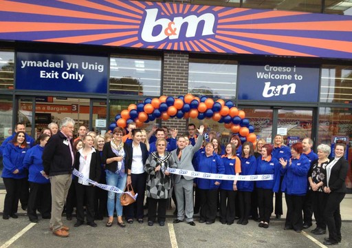 The ribbon being cut at B&M Welshpool by Deputy Mayor, Hazel Evans, and Rosanne Corfield from the Heulwen Trust.