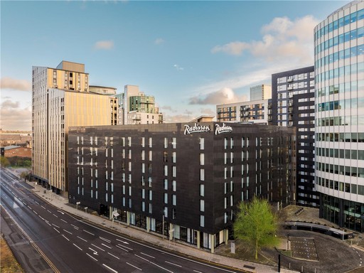 Radisson Machester City Centre exterior day
