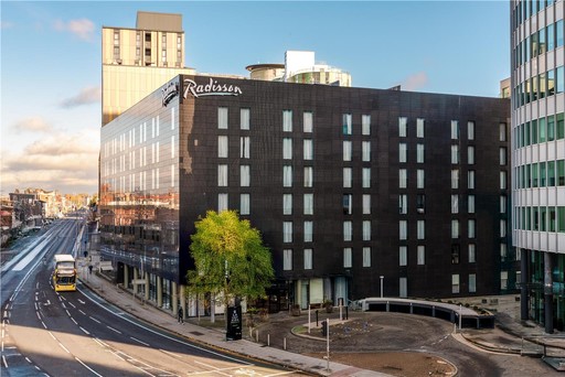 Radisson Machester City Centre exterior day