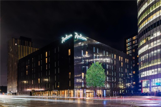 Radisson Machester City Centre exterior night low