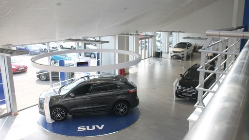Inside the FordStore Lincoln showroom