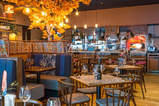 Zizzi Reading Oracle, Inside Seating with view to open-plan kitchen