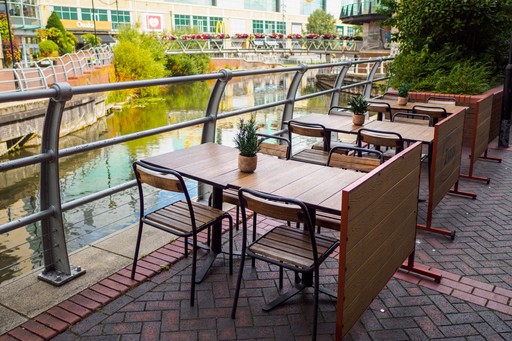Zizzi Reading Oracle, Outdoor Seating