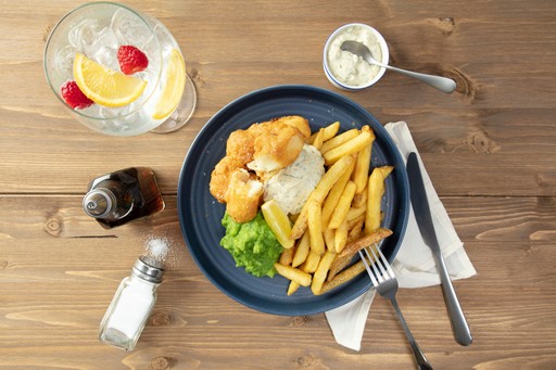 Halloumi ‘fish’ & chips, hand-battered halloumi with skin-on chips, choice of peas, tartare sauce and lemon (v)