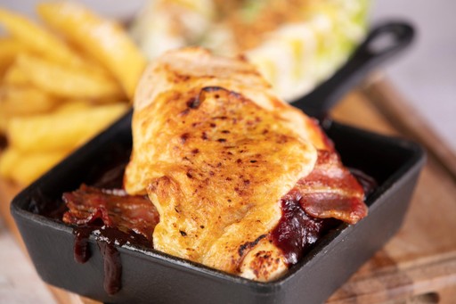 Hunter’s chicken, chargrilled chicken breast with smoked streaky bacon, melted cheese and BBQ sauce. Served with skin-on chips and dressed baby gem lettuce