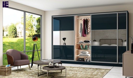Fitted sliding wardrobe with three panels