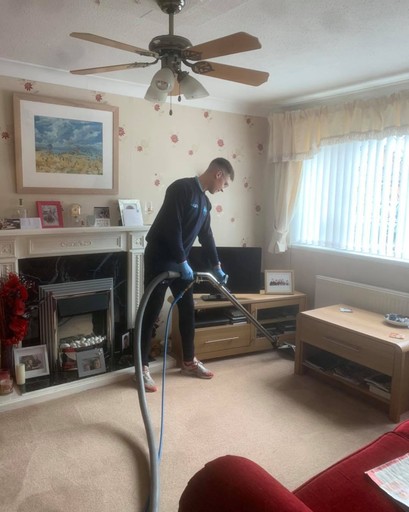 Steaming Sam Carpet Cleaning: cleaning a living room carpet in a home in leamington spa