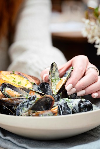 Mussels with sourdough in a cream and garlic sauce