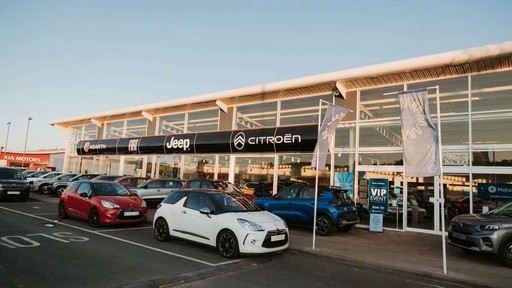 Evans Halshaw Jeep Hull Dealership Exterior