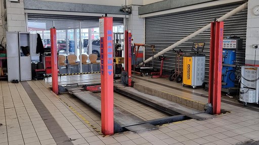 Inside the Citroen Service Centre Hull workshop